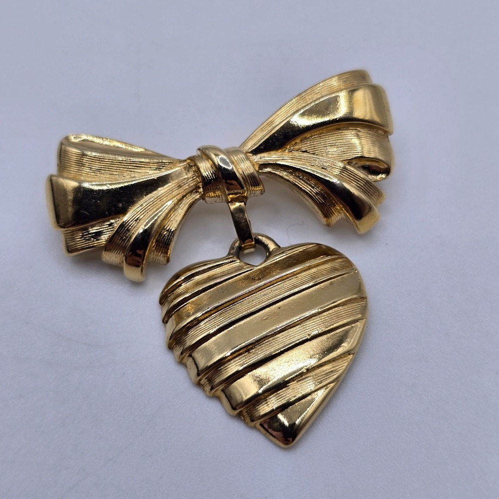Avon Brooch Goldtone Bow Heart‎ Dangle Women vintage